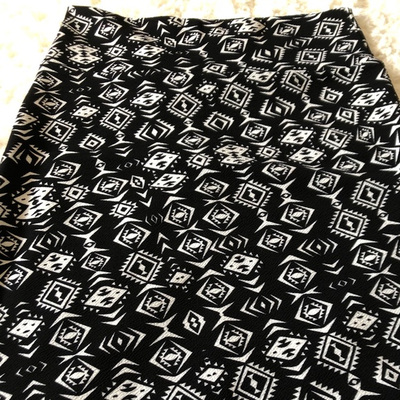 LulaRoe Small Cassie Black and White Skirt - Picture 3 of 5